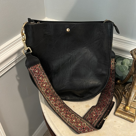 AHDORNED Double-Entry U-Shaped Vegan Messenger Bag - Picture 5 of 13